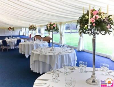 Цветочные композиции на подсвечниках. Оформление свадебного шатра. - Доставка цветов в Екатеринбурге