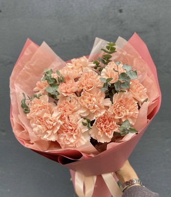 Моно из персиковых диантусов с веточками эвкалипта  - Доставка цветов в Екатеринбурге