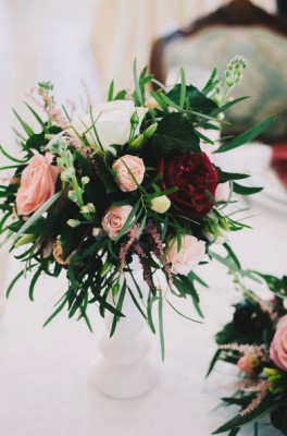 Цветочная композиция с красным пионом - Доставка цветов в Екатеринбурге