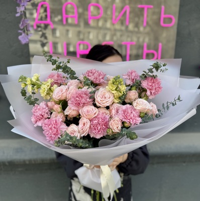 Букет с кустовой розой и диантусами  - Доставка цветов в Екатеринбурге