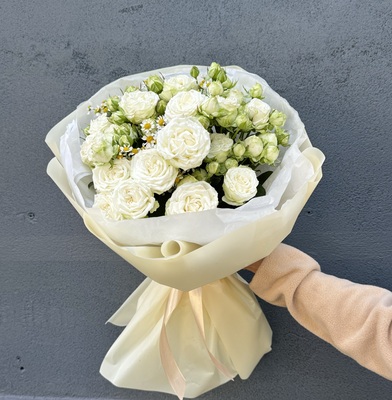 Букет с кустовой розой и ромашкой ✨ - Доставка цветов в Екатеринбурге