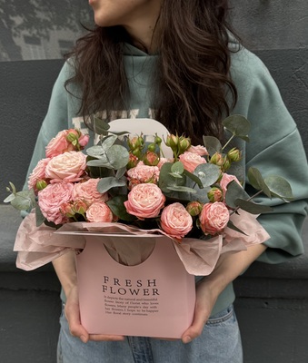 Композиция из пионовидных роз с эвкалиптом  - Доставка цветов в Екатеринбурге