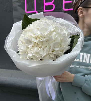 Гортензия в оформлении - Доставка цветов в Екатеринбурге