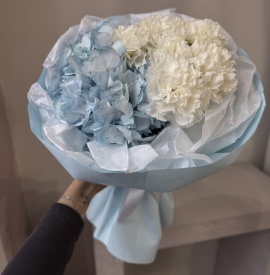 Букет с голубой гортензией и белыми диантусами  - Доставка цветов в Екатеринбурге