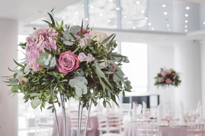 Композиция на высокую вазу с гортензией - Доставка цветов в Екатеринбурге