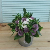 Фотосессия букета с сиреневыми розами в ведерке