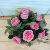 Фотосесия букета из пионовидных роз в крафт-бумаге